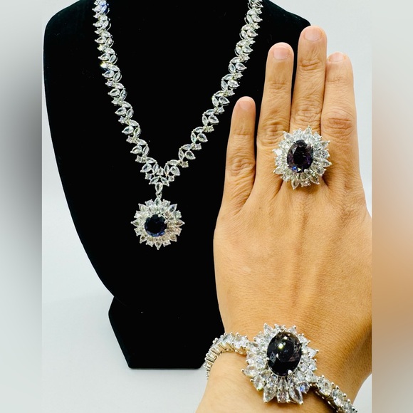 Full Swarovski style Necklace Set - Picture 4 of 5